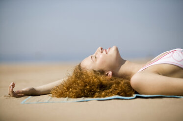 Young woman relaxing on beach, close-up - WESTF01729