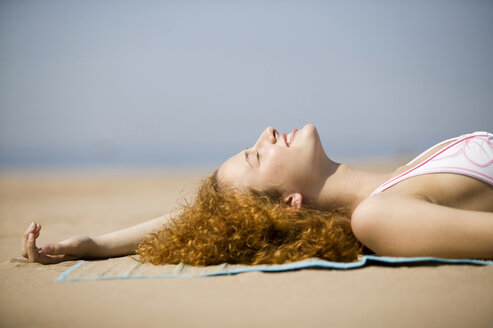 Junge Frau entspannt sich am Strand, Nahaufnahme - WESTF01729