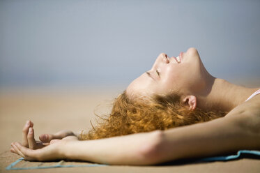 Junge Frau entspannt sich am Strand, Nahaufnahme - WESTF01728