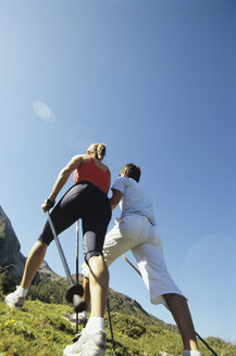 Pärchen beim Nordic Walking in den Bergen, Rückansicht - HHF00446