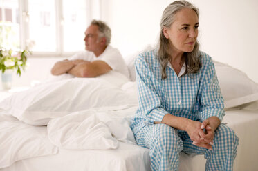 Älteres Paar auf dem Bett sitzend (Fokus auf die Frau im Vordergrund) - WESTF01964