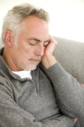 Älterer Mann hält ein Nickerchen auf dem Sofa, Blick von oben, Nahaufnahme - WESTF01954