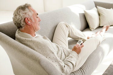 Älterer Mann hört MP3-Player, Blick von oben - WESTF01919