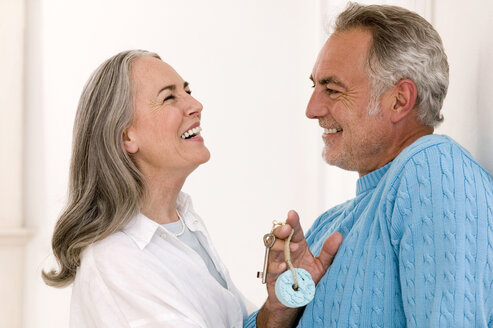 Älteres Paar lächelnd, Mann hält Schlüssel, Nahaufnahme - WESTF01894