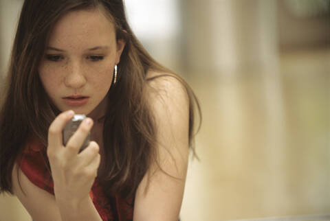 Junges Mädchen mit Mobiltelefon, Porträt, lizenzfreies Stockfoto