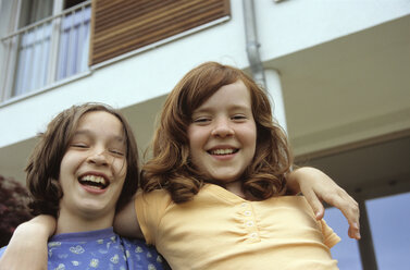 Two girls embracing, portrait - NHF00194