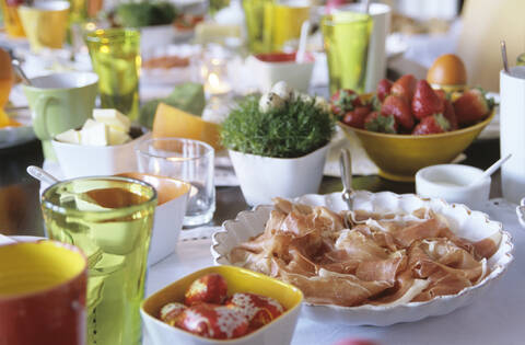 Gedeckter Ostertisch, Nahaufnahme, lizenzfreies Stockfoto