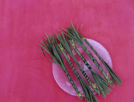 Bunched sedge grass on plate, studio shot - HOE00225