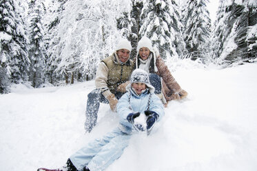 Austria, Salzburger Land, boy (6-7) with family in snow - HHF00730