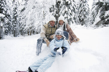 Österreich, Salzburger Land, Junge (6-7) mit Familie im Schnee - HHF00730