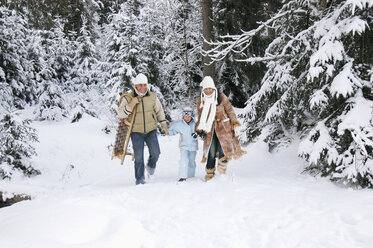 Österreich, Salzburger Land, Junge (6-7) mit Eltern beim Spaziergang im Schnee - HHF00718