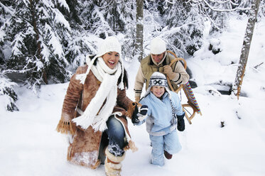 Austria, Salzburger Land, boy (6-7) with parents walking in snow - HHF00717