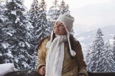 Junge Frau im Schnee, lächelnd - HHF00664