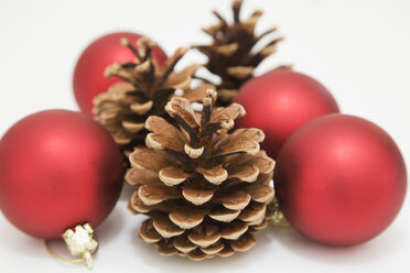 Weihnachtsdekoration mit Tannenzapfen und Christbaumkugeln - GWF00327