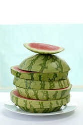 In Scheiben geschnittene Wassermelone auf Teller - ASF02437