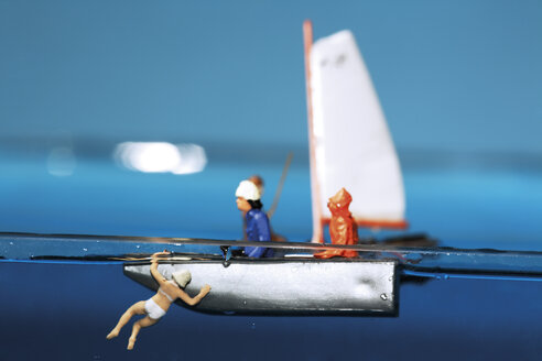 Zwei männliche Figuren im Boot, Frau im Wasser, Nahaufnahme - 04863CS-U
