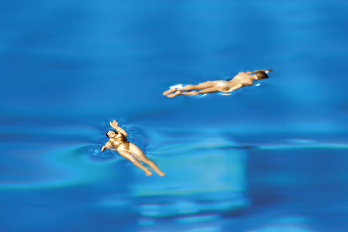 Zwei Frauenfiguren schwimmen im Wasser - 04853CS-U