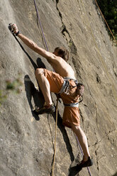 Junger Mann klettert in Kletterwand - WESTF02407