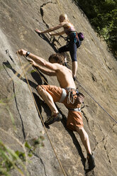 Junges Paar beim Klettern, niedriger Blickwinkel - WESTF02383
