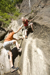 Junges Paar beim Klettern, niedriger Blickwinkel - WESTF02366