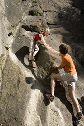 Junges Paar beim Klettern, niedriger Blickwinkel - WESTF02365