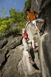 Junges Paar beim Klettern, niedriger Blickwinkel - WESTF02364