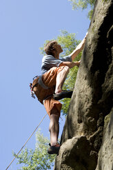 Junger Mann klettert in Kletterwand - WESTF02356