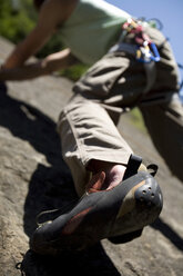 Junger Mann beim Bergsteigen in der Kletterwand - WESTF02348