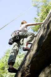 Junge Frau beim Bergsteigen, tiefer Blickwinkel - WESTF02341