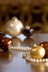 Christmas decoration with pearl string and Christmas baubles - ASF02491