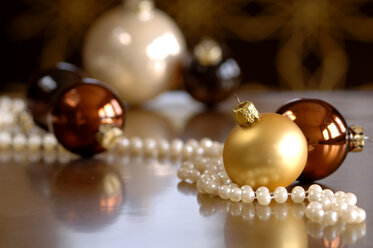 Weihnachtsdekoration mit Perlenschnur und Christbaumkugeln - ASF02490