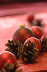 Weihnachtsdekoration mit Tannenzapfen und Christbaumkugeln - ASF02461