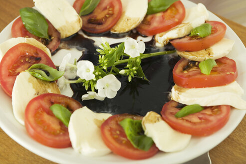 Mozzarella mit Tomaten, Nahaufnahme - WESTF02208