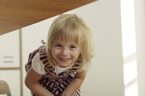 Mädchen (2-4) in der Küche, lächelnd, Porträt - WESTF02203