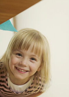 Girl (4-5) in kitchen, smiling, portrait - WESTF02201