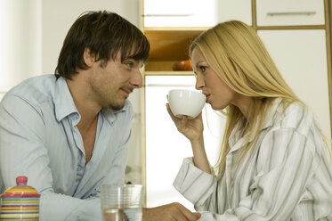 Young couple having breakfast in kitchen - WESTF02107