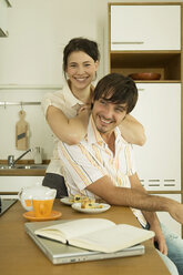 Junges Paar in der Küche, lächelnd - WESTF02080