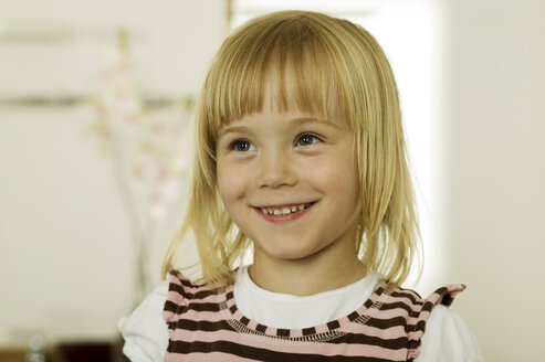 Girl (2-4) smiling, looking away, close-up - WESTF02067