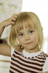 Girl (4-5) with hand in hair, portrait - WESTF02066