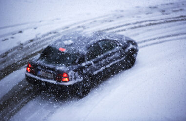 Auto auf verschneiter Straße - WWF00155