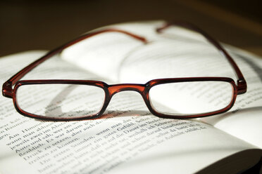 brille auf Buch, Nahaufnahme - WWF00154
