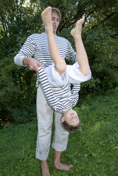 Vater spielt mit Sohn (4-7) im Park, hält ihn auf dem Kopf - WESTF02310