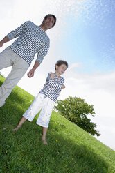 Vater und Sohn (4-7) stehen im Park, Tiefblick - WESTF02305