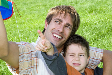 Father and son (4-7) with kite, boy pointing, close-up - WESTF02277