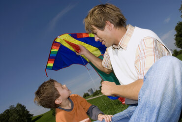 Father and son (4-7) with kite, close-up - WESTF02276