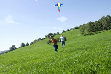 Vater und Sohn (4-7) lassen im Park einen Drachen steigen - WESTF02274