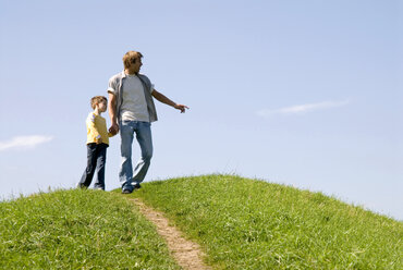 Vater geht mit Sohn (4-7) Hand in Hand spazieren, Tiefblick - WESTF02239