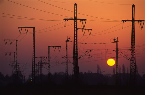 Pylone bei Sonnenuntergang - UMF00137