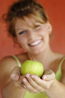 Frau hält einen Apfel, Nahaufnahme - CRF01000