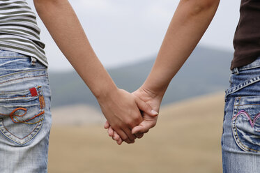 Holding hands, close-up - CRF00953